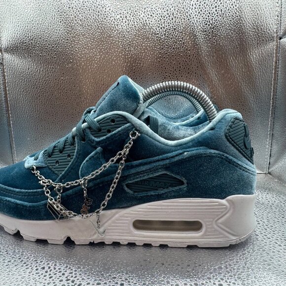 Size 8 Nike Air Max 90 Lucky Charm Womens Ash Green Athletic Sneaker DO2194-001 - Picture 4 of 11